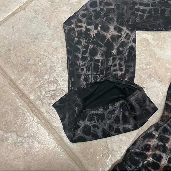 AZI Dark Leopard print button down blouse Size Small - Picture 7 of 8